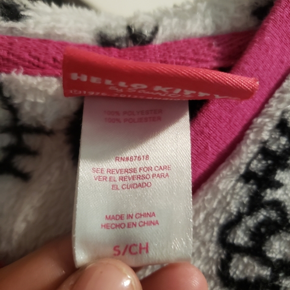 Hooded Hello Kitty Poncho - Picture 3 of 3